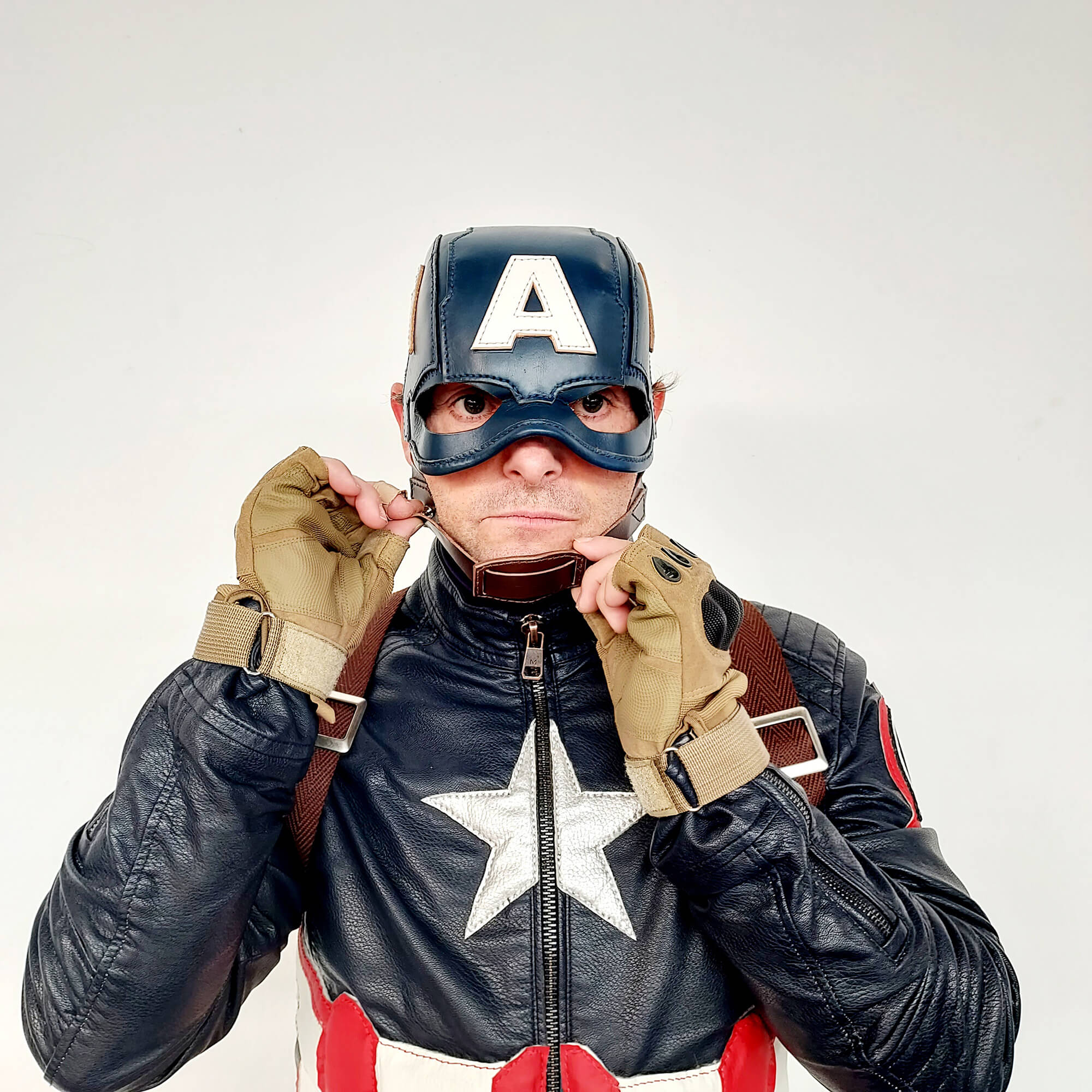 Casco Capitán América en cuero artesanal