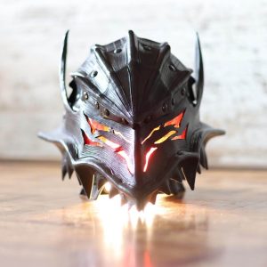 Casco de Guts en cuero negro, vista frontal.