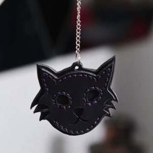 Llavero artesanal en forma de gato hecho en cuero marrón.