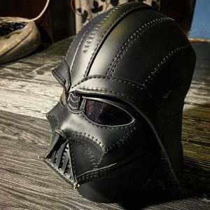Casco de Darth Vader artesanal hecho en cuero negro, vista frontal.
