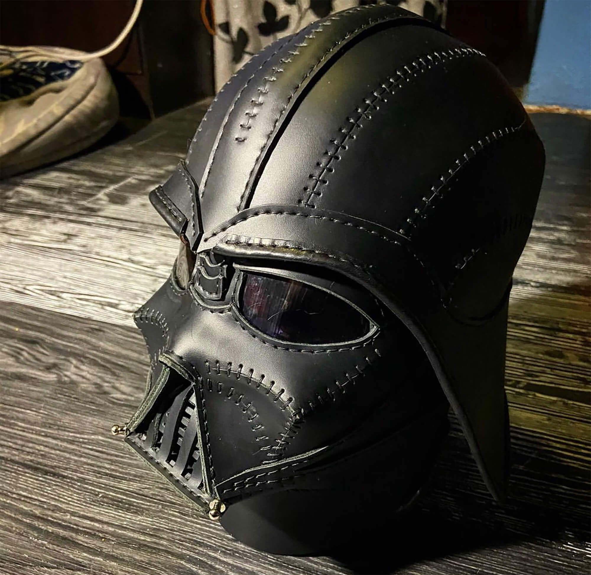 Casco de Darth Vader artesanal hecho en cuero negro, vista frontal.