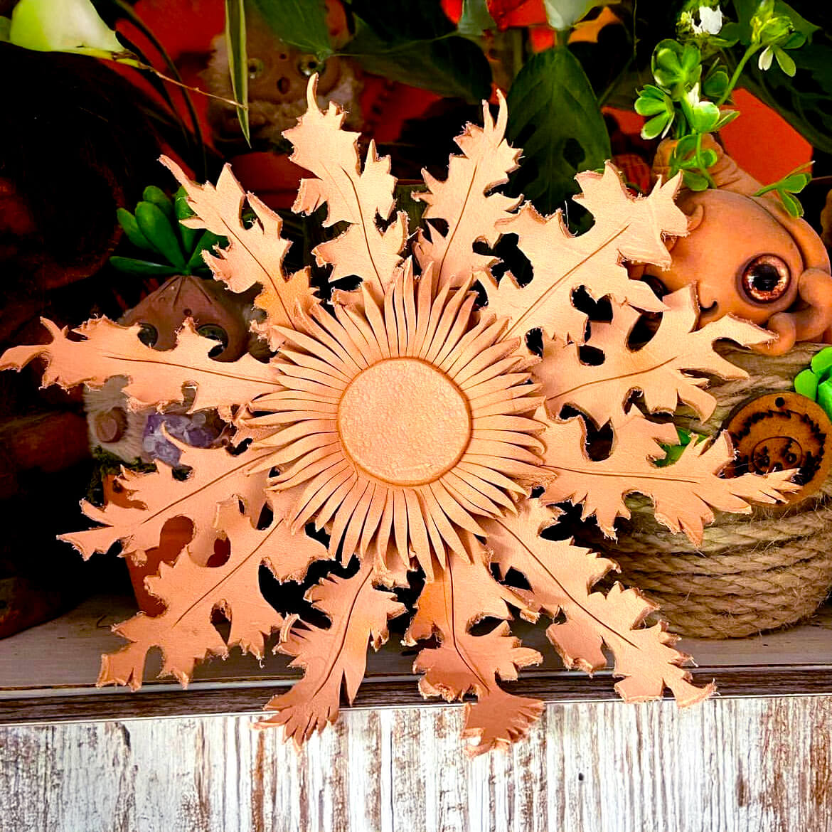 Eguzki Lore artesanal en cuero natural, amuleto vasco protector tradicional