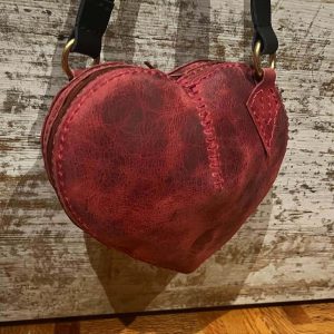 Bolso en forma de corazón hecho en cuero rojo artesanal, vista frontal