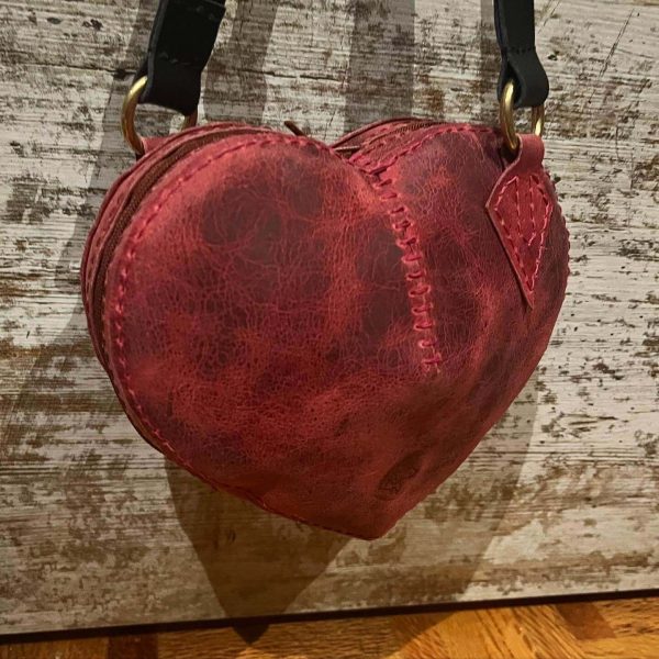 Bolso en forma de corazón hecho en cuero rojo artesanal, vista frontal
