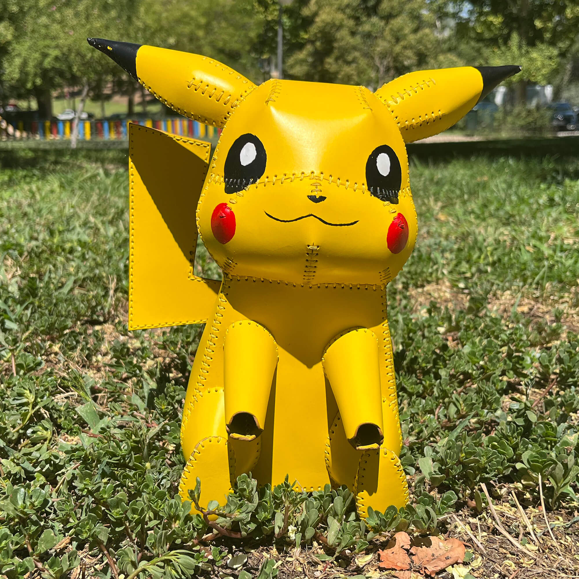 Figura artesanal de Pikachu en cuero, vista frontal completa, escala real